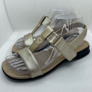 Basic Edition Elegant Gold Women's Sandals sz 6
Adjustable Velcro closure